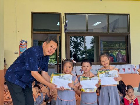 มอบรางวัล เกียรติบัตรและถ้วยรางวัลให้แก่เด็กนักเรียนที่เข้าร่วมการแข่งขันทักษะสาธิตวิชาการภาคเหนือ ครั้งที่ 3