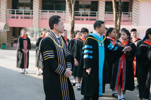 อธิการบดีมหาวิทยาลัยราชภัฏเชียงราย ร่วมแสดงความยินดีกับนักเรียนโรงเรียนสาธิตมหาวิทยาลัยราชภัฏเชียงราย