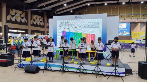 นักดนตรีตัวน้อย ป.1 ร่วมบรรเลงบทเพลงในงานนำเสนอผลงานความสำเร็จงานยุทธศาสตร์ มร.ชร. เพื่อการพัฒนาท้องถิ่น
