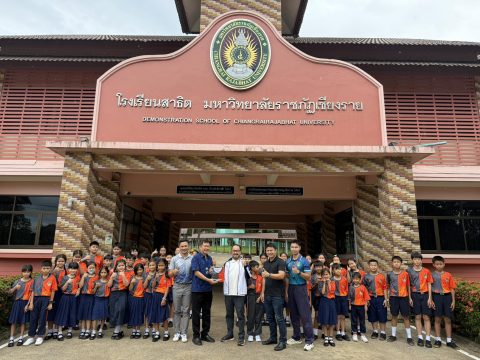 รองศาสตราจารย์ ดร.โอม พัฒนโชติมอบเสื้อกีฬาสำหรับนักกีฬากระโดดเชือกทีมโรงเรียนสาธิตฯ
